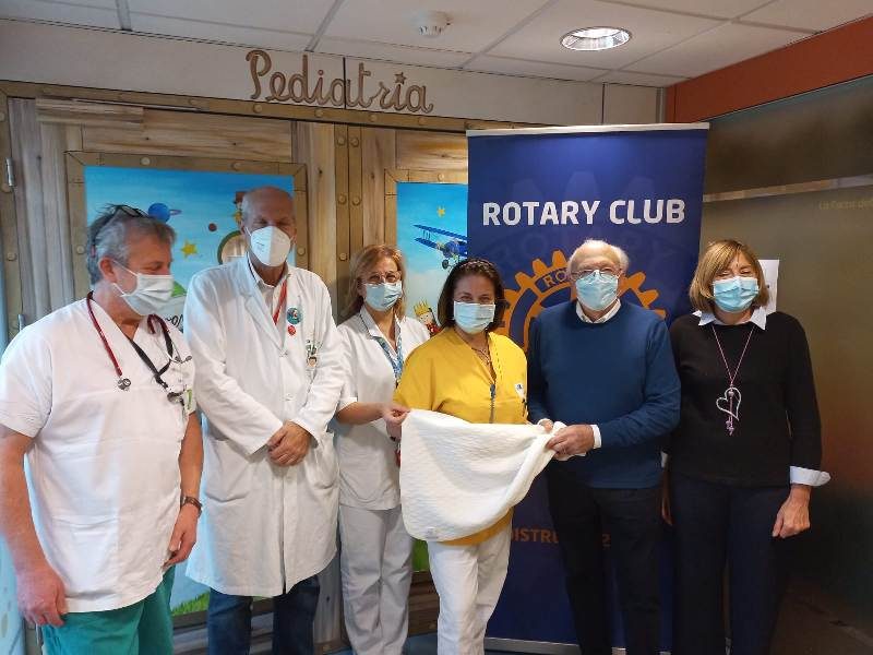 COPERTE PER BAMBINI NATI PREMATURI, IL DONO DAL ROTARY ALL’OSPEDALE SANTO STEFANO