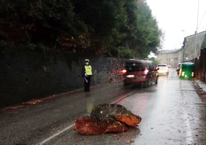 maltempo. UN MASSO DA 300 CHILI FINISCE SULLA STRADA, CHIUSO UN TRATTO DELLA “MODENESE”