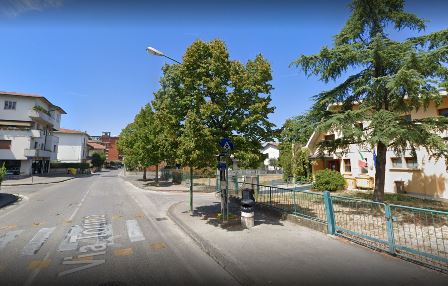 quarrata. VIGILESSA INVESTITA SULLE STRISCE PEDONALI DAVANTI ALLA SCUOLA