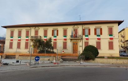 montemurlo. BANDIERE TRICOLORE ALLE FINESTRE DEL MUNICIPIO PER IL GIURAMENTO DI MATTARELLA