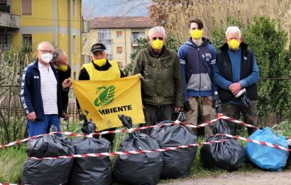 quarrata. DALLA FOSSA DI VIALE EUROPA RACCOLTI UNDICI SACCHI NERI PIENI DI RIFIUTI