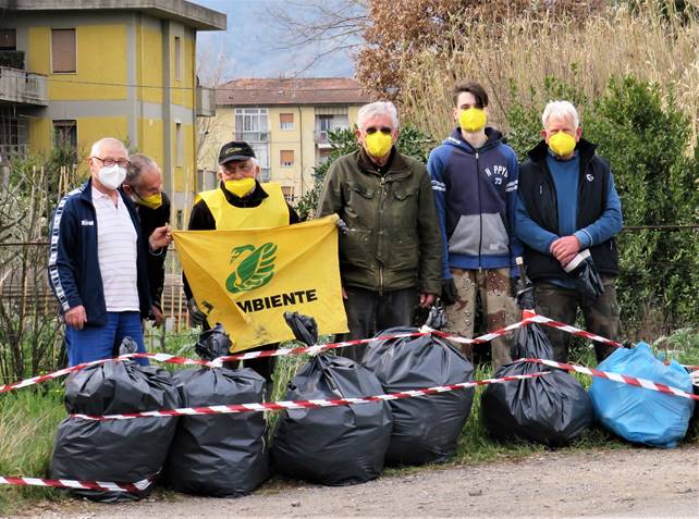 quarrata. DALLA FOSSA DI VIALE EUROPA RACCOLTI UNDICI SACCHI NERI PIENI DI RIFIUTI