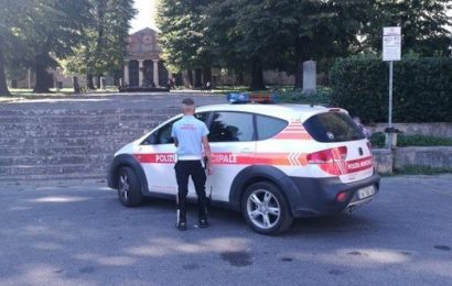 INDIVIDUATO E SANZIONATO DALLA POLIZIA MUNICIPALE UN VEICOLO FUORI REGOLA CON UNDICI VERBALI PENDENTI