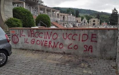 montemurlo. SCRITTE NO VAX AL CIMITERO DI ROCCA. IL SINDACO CALAMAI: «GESTO OLTRAGGIOSO»