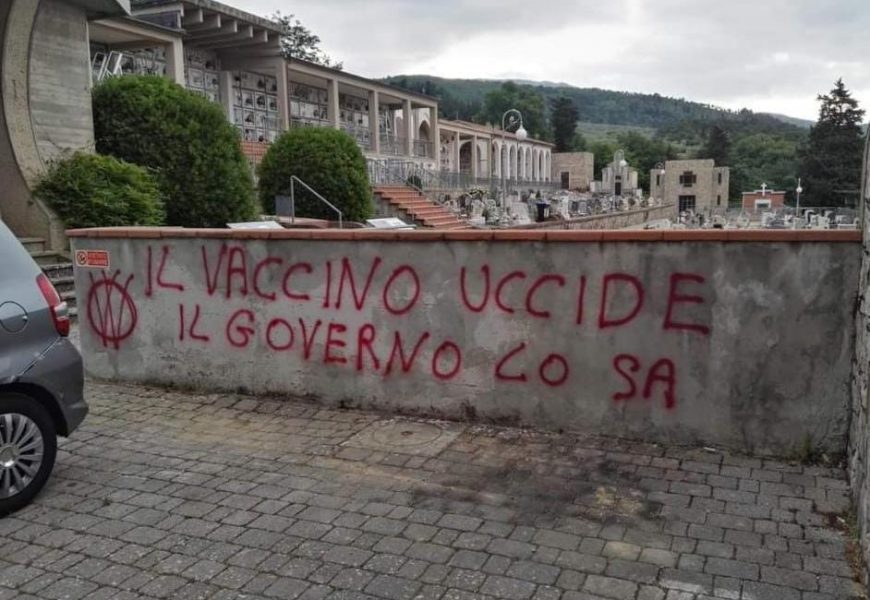 montemurlo. SCRITTE NO VAX AL CIMITERO DI ROCCA. IL SINDACO CALAMAI: «GESTO OLTRAGGIOSO»