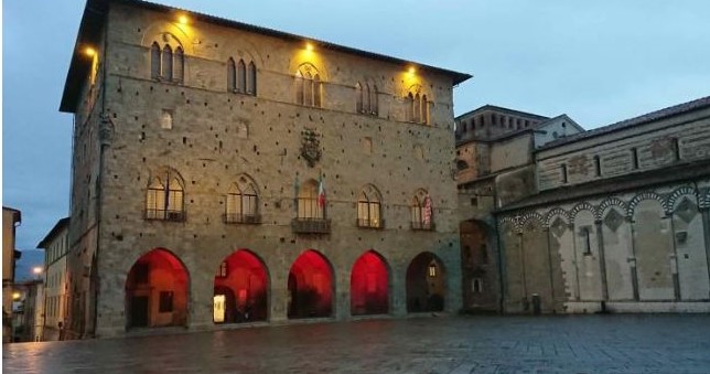 LOGGE DEL PALAZZO DI GIANO ILLUMINATE DI ROSSO