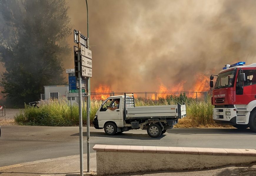 quarrata. A FUOCO STERPAGLIE NEL TERRENO INCOLTO DI VIA TORINO