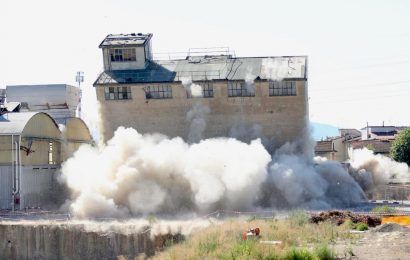 AREA EX SEVES, DEMOLITO CON L’ESPLOSIVO UN VECCHIO SILOS