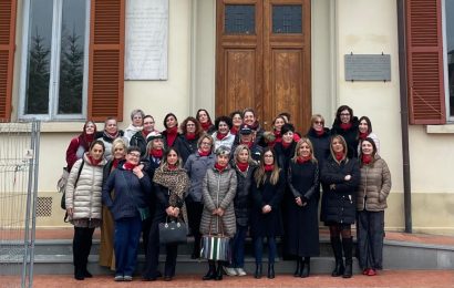 montemurlo. GIORNATA CONTRO LA VIOLENZA SULLE DONNE. UNA INSTALLAZIONE E UNO STRISCIONE PER SENSIBILIZZARE SUL PROBLEMA