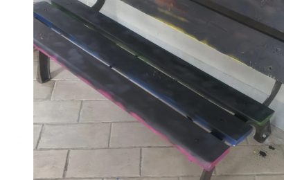 agliana. PANCHINA RAIMBOW DI NUOVO VANDALIZZATA: IL COLORE NERO COPRE L’ARCOBALENO