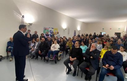 pescia. ELEZIONI 2023, SALA STRAPIENA PER RICCARDO FRANCHI E I SUOI 48 CANDIDATI