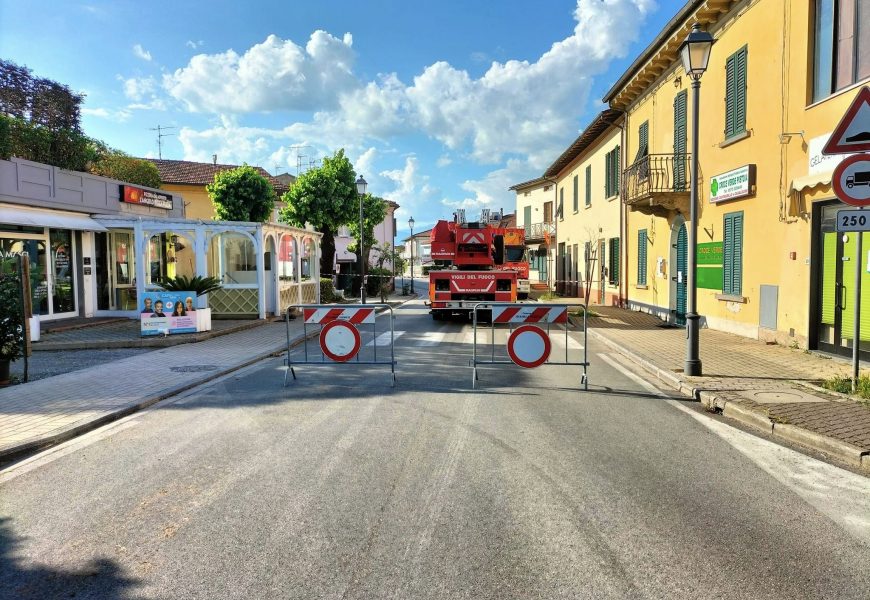 serravalle. CEDE IL TRAVE DI UN TETTO, CHIUSURA TEMPORANEA DI VIA MONTALBANO