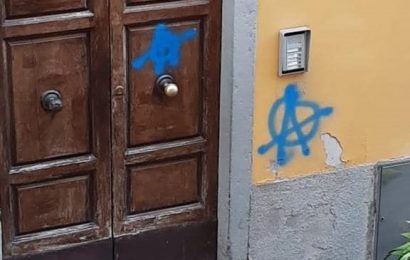 pescia. SIMBOLI ANARCHICI NEL CENTRO STORICO, PETRI (PESCIA CAMBIA): UN GESTO PROVOCATORIO