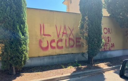 monsummano. ATTO VANDALICO DI  MATRICE NO VAX, IMBRATTATO IL MURO DEL CIMITERO