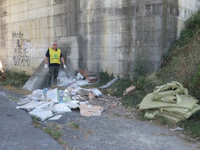 quarrata. UN ALTRO ABBANDONO DI RIFIUTI IN VIA DEL CORSO