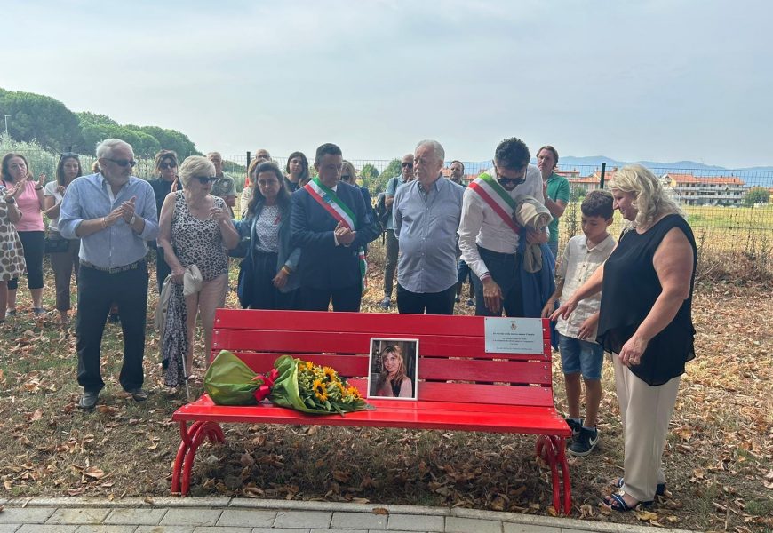 INSTALLATA LA PANCHINA ROSSA DEDICATA ALLA MEMORIA DI CLAUDIA CORRIERI