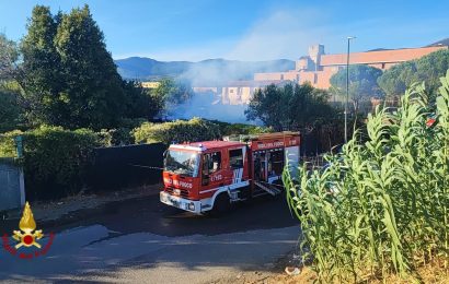 A FUOCO ALCUNE BARACCHE ED ANNESSI AGRICOLI