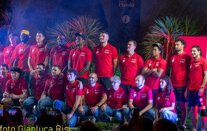 basket. IN PIAZZA DUOMO PRESENTATA LA SQUADRA ESTRA PISTOIA