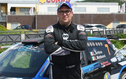 LUCA ARTINO ATTESO AL RALLY CASCIANA TERME: SUL SEDILE DESTRO DELLA SUA SKODA FABIA RALLY2 EVO TORNA ANDREA GABELLONI