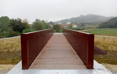 carmignano. SI INAUGURA LA PASSERELLA CICLOPEDONALE SUL TORRENTE FURBA