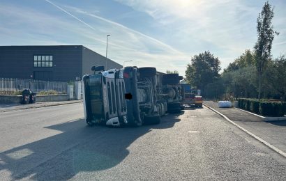 montemurlo. CAMION SI RIBALTA, TANTA PAURA MA NESSUN FERITO