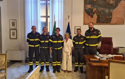 IL TEAM DEI VIGILI DEL FUOCO INCONTRA IL PREFETTO AL RITORNO DALLA MISSIONE IN LIBIA