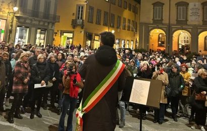 femminicidio. IN TANTI AL FLASH MOB IN PIAZZA DEL COMUNE