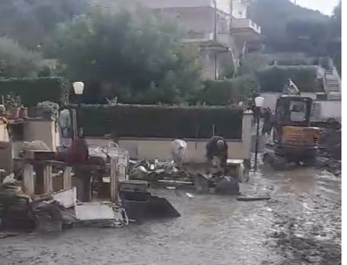 maltempo. BOSCAIOLI PRATESI IN PRIMA LINEA CON ESCAVATORI E TRATTORI TAGLIANO ALBERI PER LIBERARE LE STRADE E TOLGONO IL FANGO DALLE CASE