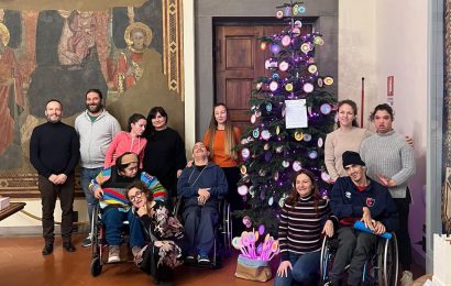 ALBERI DI NATALE IN PALAZZO COMUNALE, AD ADDOBARLI ALCUNE ASSOCIAZIONI E COOPERATIVE DEL TERRITORIO