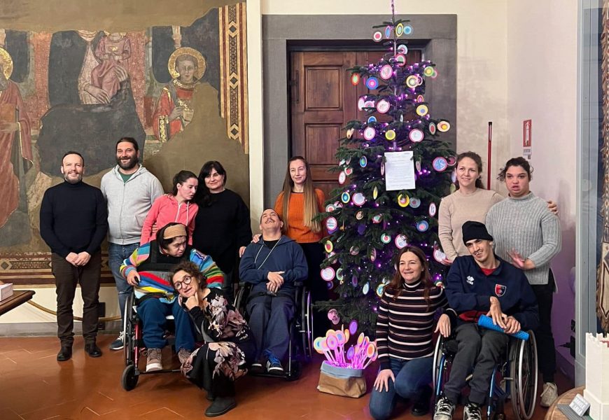 ALBERI DI NATALE IN PALAZZO COMUNALE, AD ADDOBARLI ALCUNE ASSOCIAZIONI E COOPERATIVE DEL TERRITORIO