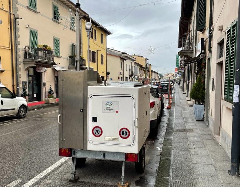 poggio. ARRIVANO LE CENTRALINE ARPAT SULLA REGIONALE 66 IN VISTA DELLA POSA DI ASFALTO FONOASSORBENTE DA PARTE DELLA REGIONE NEL CENTRO STORICO