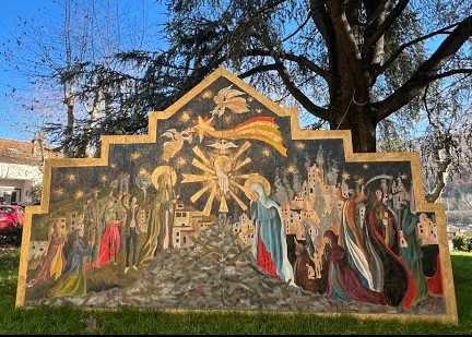 UNA NATIVITÀ DAI TEMI ATTUALI ESPOSTA ALL’ESTERNO DELLA BADIA DI VAIANO