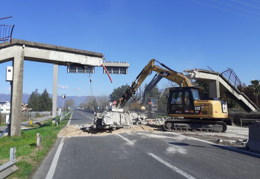 DEMOLITA LA PASSERELLA PEDONALE DEL RACCORDO