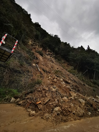 FRANA IN LOCALITÀ LE COSTE, I LAVORI VANNO AVANTI CON DECISIONE CON IL DOSAGGIO DEL MATERIALE FRANOSO