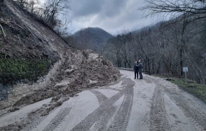 frana tra sasseta e montepiano. IL PRESIDENTE CALAMAI: «STIAMO VALUTANDO DELLE FINESTRE PER IL PASSAGGIO DEI MEZZI PESANTI ANCHE PRIMA DELLA RIAPERTURA A SENSO UNICO ALTERNATO»