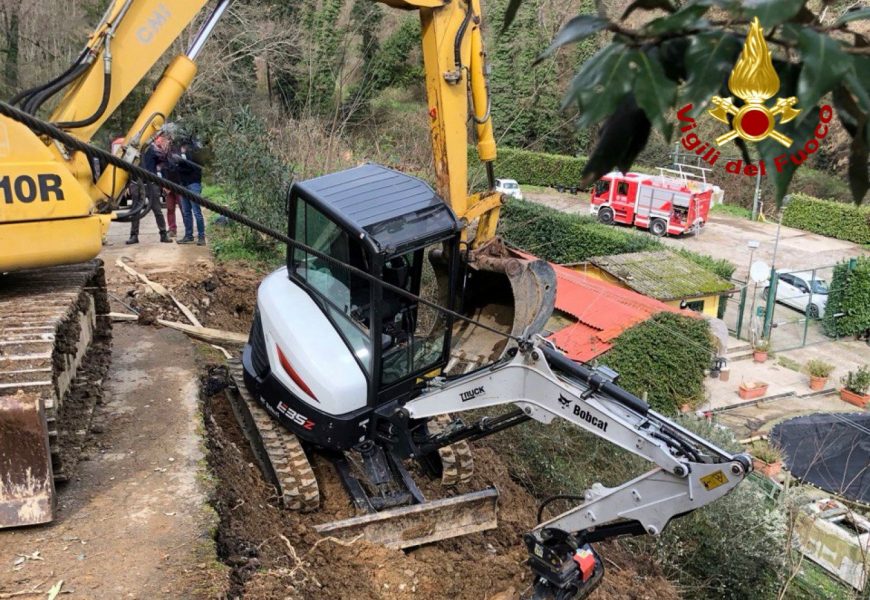 UN MEZZO MOVIMENTO TERRA COINVOLTO IN UNA FRANA