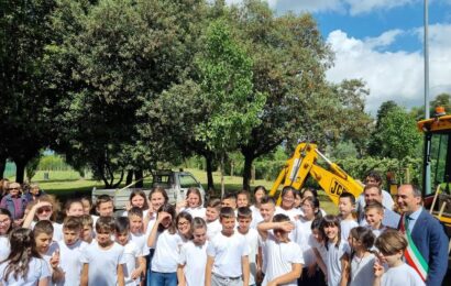 montemurlo. LE CLASSI QUINTE DELLA PRIMARIA “HACK” DI BAGNOLO DONANO UN ALBERO AL COMUNE PER LA FINE DELLA SCUOLA