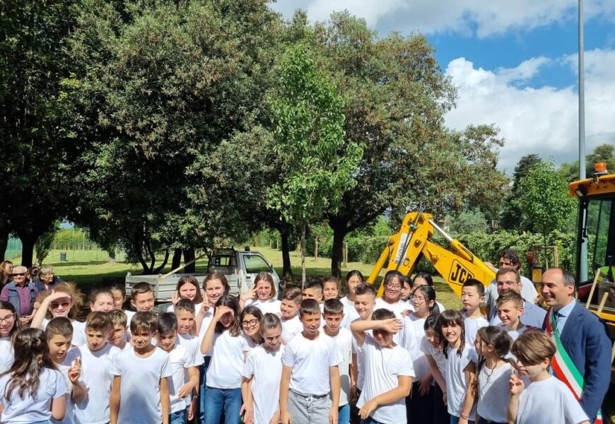 montemurlo. LE CLASSI QUINTE DELLA PRIMARIA “HACK” DI BAGNOLO DONANO UN ALBERO AL COMUNE PER LA FINE DELLA SCUOLA