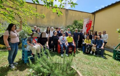 montemurlo. I RAGAZZI AUTISTICI DELL’OPERA SANTA RITA REALIZZANO NUOVE PANCHINE PER IL GIARDINO DELLA BIBLIOTECA