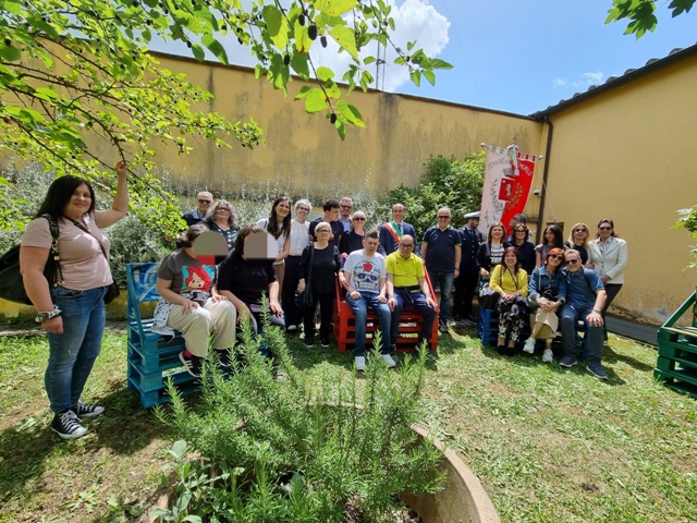 montemurlo. I RAGAZZI AUTISTICI DELL’OPERA SANTA RITA REALIZZANO NUOVE PANCHINE PER IL GIARDINO DELLA BIBLIOTECA