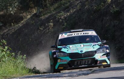 LUCA ARTINO ATTESO PROTAGONISTA AL RALLY VALDINIEVOLE E MONTALBANO: IL PILOTA PISTOIESE TORNA AL VOLANTE DELLA SKODA FABIA RALLY2 EVO