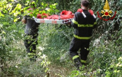 vigili del fuoco. SI INFORTUNA CADENDO DA UNA MOTO IN UNA ZONA BOSCATA