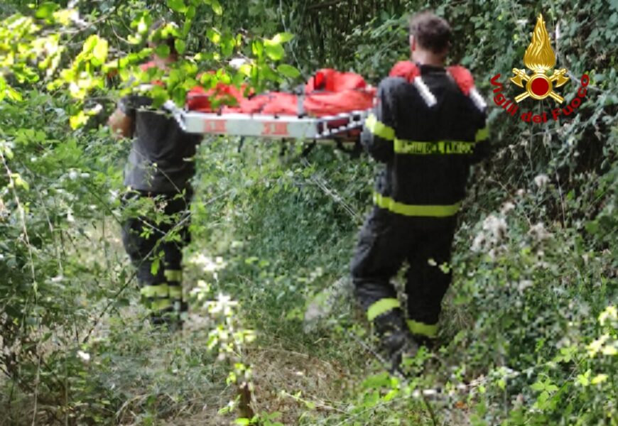 vigili del fuoco. SI INFORTUNA CADENDO DA UNA MOTO IN UNA ZONA BOSCATA