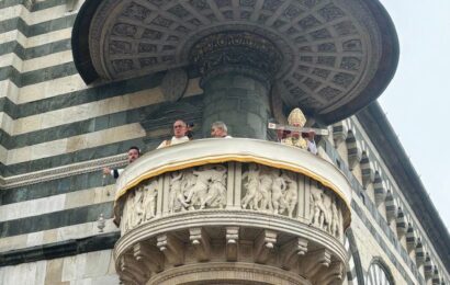 PIAZZA DUOMO GREMITA PER L’OSTENSIONE ANTICIPATA. LA SINDACA BUGETTI: “GRAZIE PER AVER CAPITO. RESTIAMO UNITI”