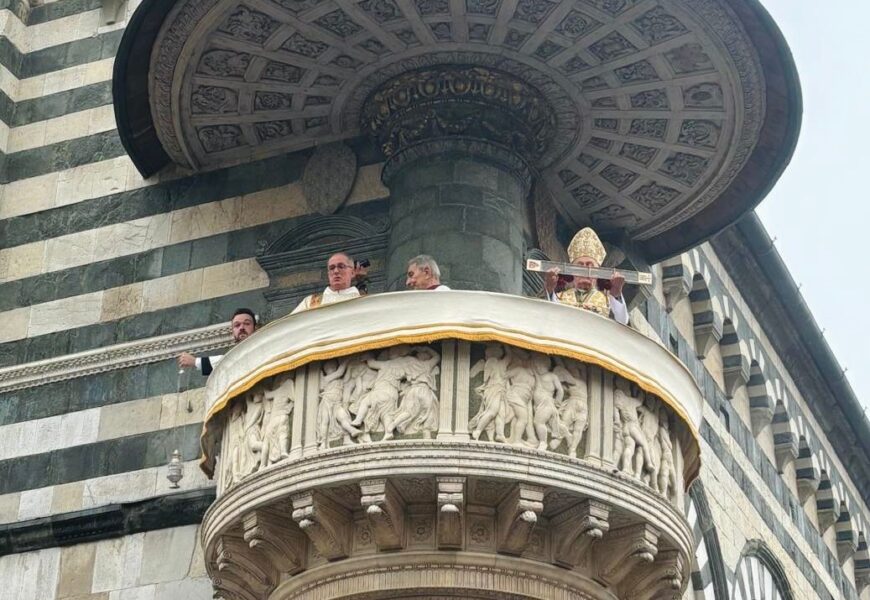 PIAZZA DUOMO GREMITA PER L’OSTENSIONE ANTICIPATA. LA SINDACA BUGETTI: “GRAZIE PER AVER CAPITO. RESTIAMO UNITI”