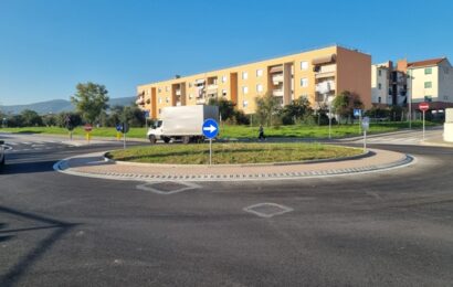 montemurlo. APRE LA NUOVA ROTATORIA IN VIA ALDO MORO E CAMBIA LA VIABILITÀ IN VIA CAPORETTO