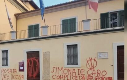 monsummano. SCRITTE NO VAX  CONTRO LA SINDACA SIMONA DE CARO