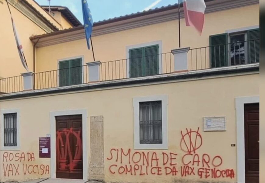 monsummano. SCRITTE NO VAX  CONTRO LA SINDACA SIMONA DE CARO