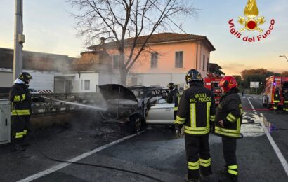 massa e cozzile. A MARGINE COPERTA A FUOCO UNA VETTURA