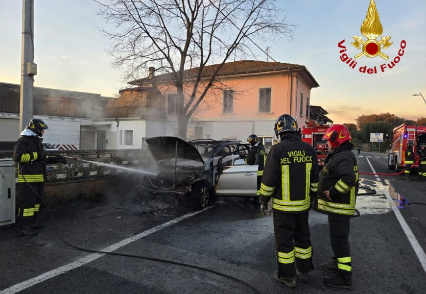 massa e cozzile. A MARGINE COPERTA A FUOCO UNA VETTURA